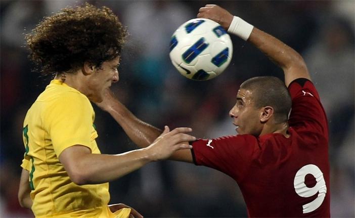 David Luiz disputa bola com jogador eg&iacute;pcio em partida realizada em 2011 (France Press)