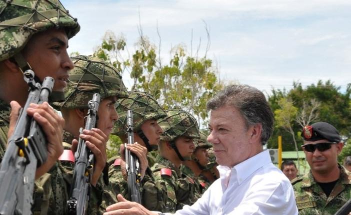 O presidente Juan Manuel Santos disse que os soldados que morreram sacrificaram sua vida pelos demais colombianos (France Press)