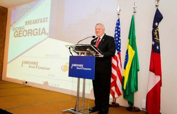Governador da Georgia, Nathan Deal, fala para empres&aacute;rios na Amcham sobre rela&ccedil;&otilde;es corporativas e tur&iacute;sticas (  Divulgação)