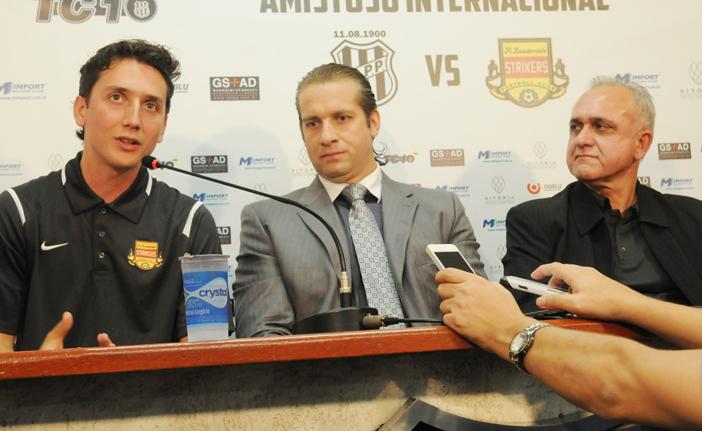 Guerreiro entre os representantes do Strikers, Geromel (esquerda) e Cesso, na apresenta&ccedil;&atilde;o oficial do amistoso (Dominique Torquato/AAN)