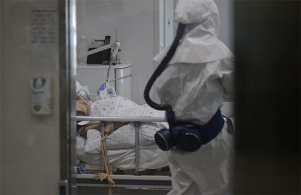 Paciente contaminado com o MERS recebe tratamento de m&eacute;dico completamente protegido contra a contamina&ccedil;&atilde;o (France Press)