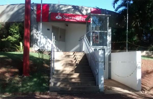 Ag&ecirc;ncia banc&aacute;ria alvo de bandidos na madrugada deste s&aacute;bado, na Unicamp (Alenita Ramirez/AAN)