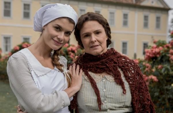 Alinne Moraes e Louise Cardoso nos bastidores da novela &quot;Al&eacute;m do Tempo&quot;  (Fábio Rocha/Divulgação)