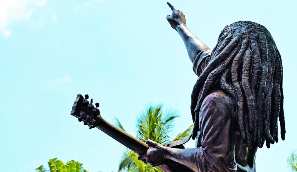 Est&aacute;tua de Bob Marley que fica em frente ao museu que conta a sua hist&oacute;ria em Kingston (Fábio Gallacci/ AAN)