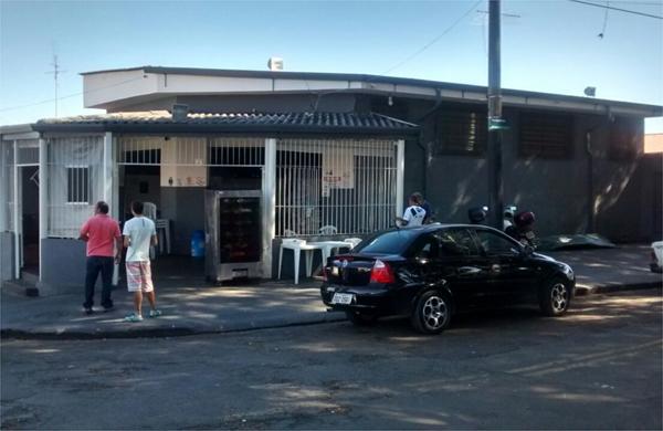 Bar assaltado nesta manh&atilde; ap&oacute;s suspeitos utilizarem carro para arrombar o port&atilde;o (Alenita Ramirez/AAN)