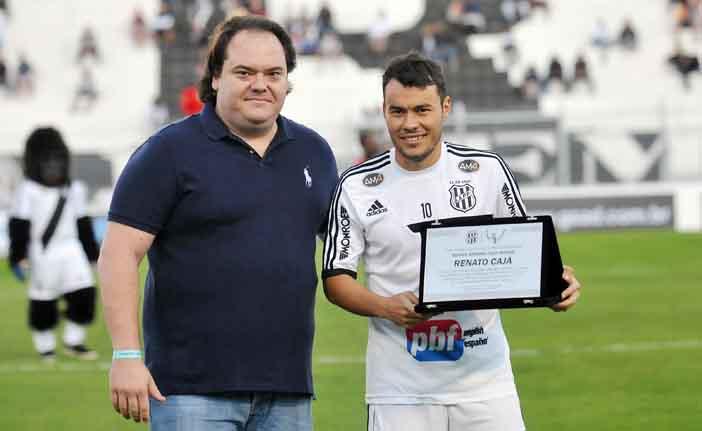 O meia da Ponte Preta, Renato Caj&aacute;, recebe do diretor financeiro do clube, Gustavo Valio, a sua placa pelo gol marcado contra a Chapecoense ( Carlos Sousa Ramos/AAN)