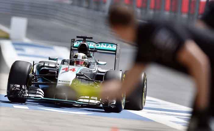 Lewis Hamilton, que lidera o Mundial de Pilotos, at&eacute; levou um susto no Q1, que terminou em 13&ordm; (Frace Press)