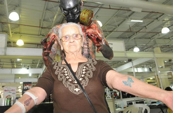 Idosa de 83 anos fez sua segunda tatuagem durante a feira ( Carlos Sousa Ramos / AAN)