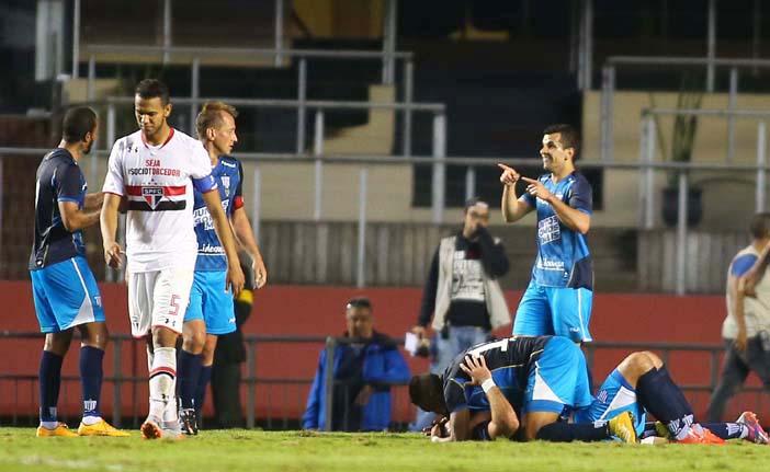 O s&atilde;o-paulino Souza lamenta ap&oacute;s o time sofrer o gol de empate do Ava&iacute; aos 45 minutos do segundo tempo (Marcos Bezerra/AE)
