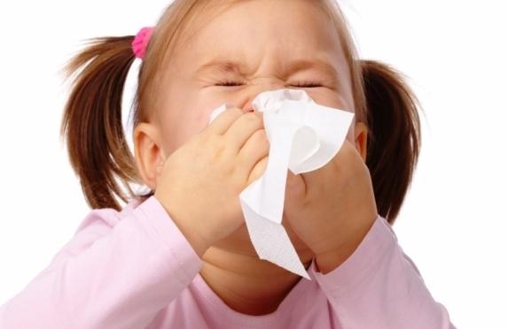 Para tentar prevenir a doen&ccedil;a, alguns estabelecimentos chegam at&eacute; mesmo a barrar a entrada de pessoas com sintomas de gripe (  Cedoc/RAC)