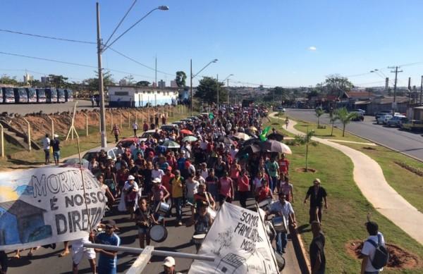 Manifestantes pedem regulariza&ccedil;&atilde;o da Vila Soma, em Sumar&eacute; (Inaê Miranda/AAN)