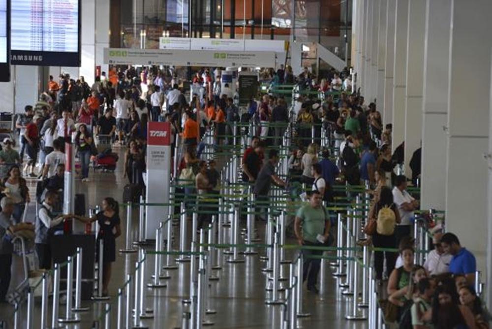 Em maio, viagens aos exterior tiveram queda de 42% em rela&ccedil;&atilde;o ao mesmo m&ecirc;s de 2014 ( Valter Campanato/Agência Brasil)