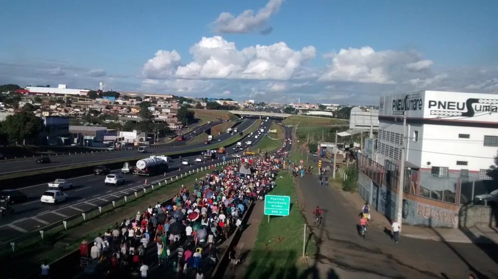 Manifesta&ccedil;&atilde;o dos ocupantes da Vila Soma se estendeu por um trecho de tr&ecirc;s quil&ocirc;metros (Inaê Miranda/AAN)