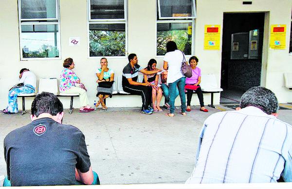 Pacientes aguardam atendimento no hospital M&aacute;rio Gatti: defasagem de repasses para alta complexidade (Janaina Ribeiro/ AAN)