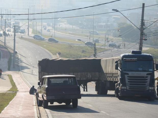 Defeito mec&acirc;nico em uma carreta fez com que ela ficasse atravessada na Avenida Jos&eacute; Joaquim Lacerda (  Divulgação)