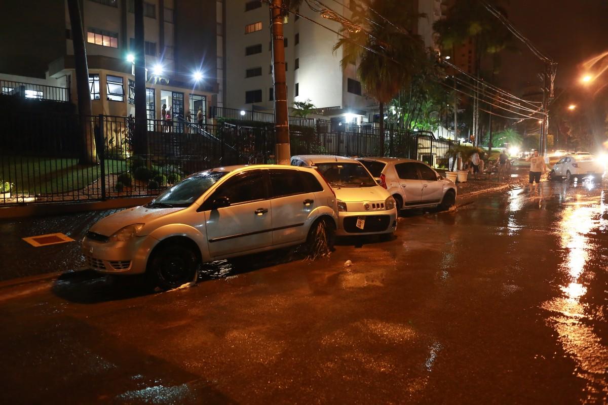 O temporal arrastou carros e alagou avenidas em Campinas (Leandro Ferreira)