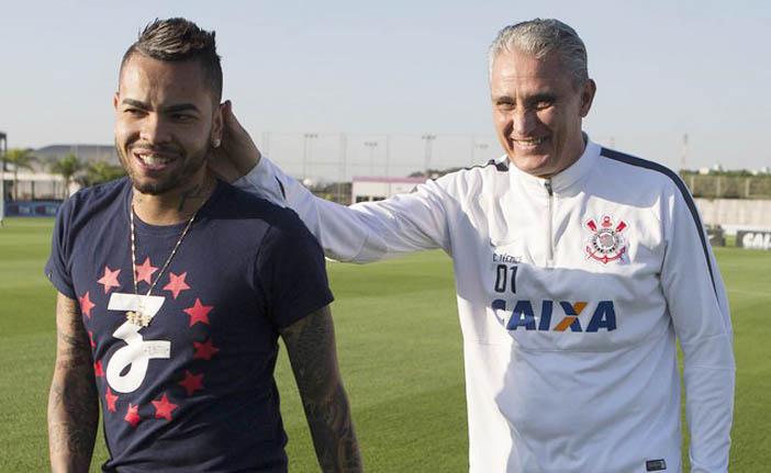 Dentinho (&agrave; esquerda) recebe um carinho do t&eacute;cnico Tite (Daniel Augusto Jr/Agência Corinthians)
