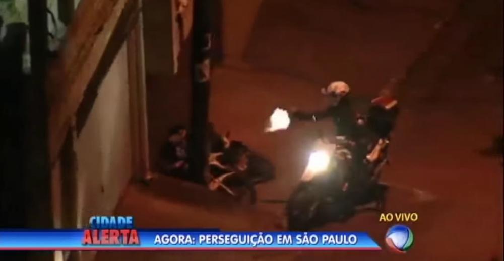 Programa &quot;Cidade Alerta&quot; acompanhou a persegui&ccedil;&atilde;o e mostrou os tiros dados pelo policial (Captura de vídeo/Rede Record)