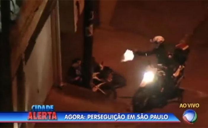 Canal de TV flagra policial atirando em suspeitos de crime ( Reprodução)
