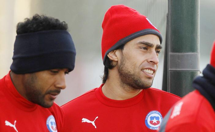 Valdivia (&agrave; direita) est&aacute; defendendo o Chile na Copa Am&eacute;rica (Frace Press)