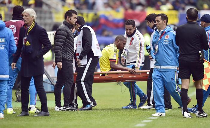O colombiano Valencia rompeu os ligamentos do joelho na partida do &uacute;ltimo domingo (21), diante do Peru (Frace Press)