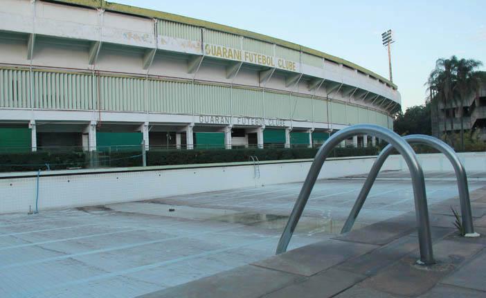A sede social do Guarani, que reflete a falta de dinheiro do clube, funcionou normalmente nesta quinta-feira (25), mas o presidente bugrino Horley Senna admite fech&aacute;-la: apreens&atilde;o dos funcion&aacute;rios (Camila Moreira/AAN)