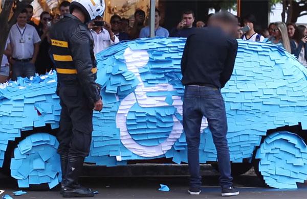 Motorista chega para pegar carro e d&aacute; de cara com o ve&iacute;culo coberto com post-it ( Reprodução/ YouTube)