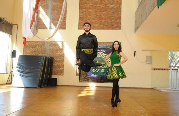 Ao lado, Filipe Sampaio e Fernanda Faez Fesdurante ensaio para o espet&aacute;culo de domingo ( Dominique Torquato/ AAN)