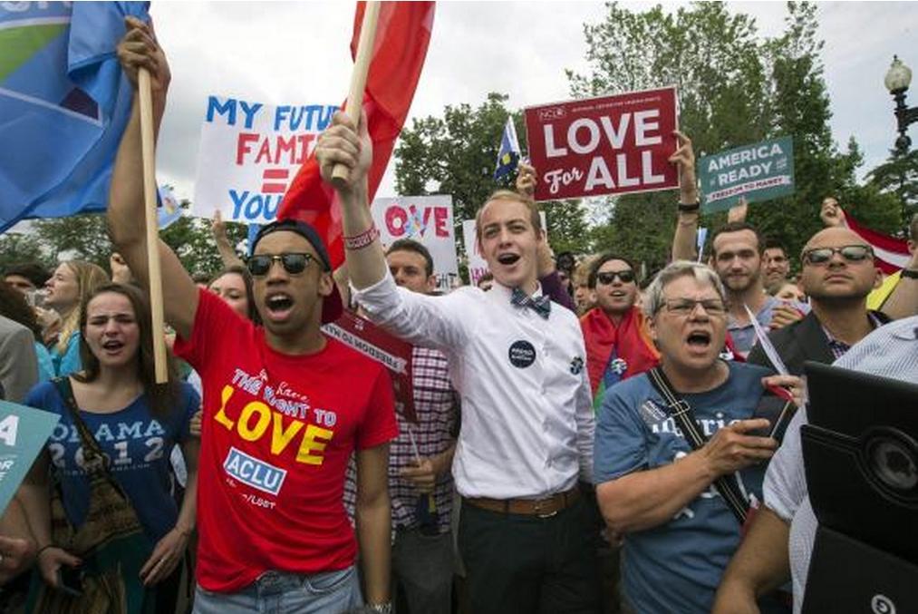 Ativistas dos direitos de homossexuais se concentraram junto ao edif&iacute;cio da Suprema Corte norte-americana para comemorar a decis&atilde;o que autoriza casamento gay em todo pa&iacute;s (Jim Lo Salzo)