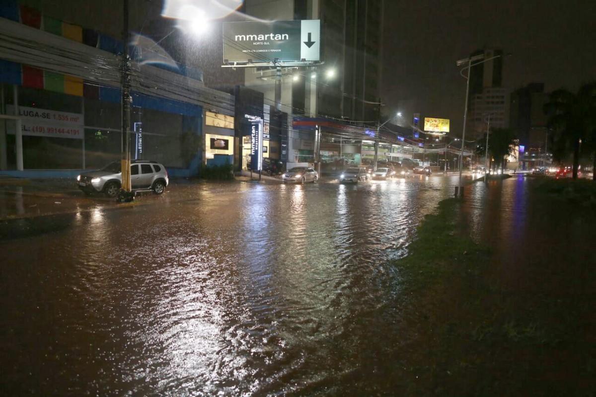 A chuva foi muito forte e acumulou água na Avenida Norte Sul, onde a correnteza chegou a empurrar carros (Leandro Ferreira/AAN)