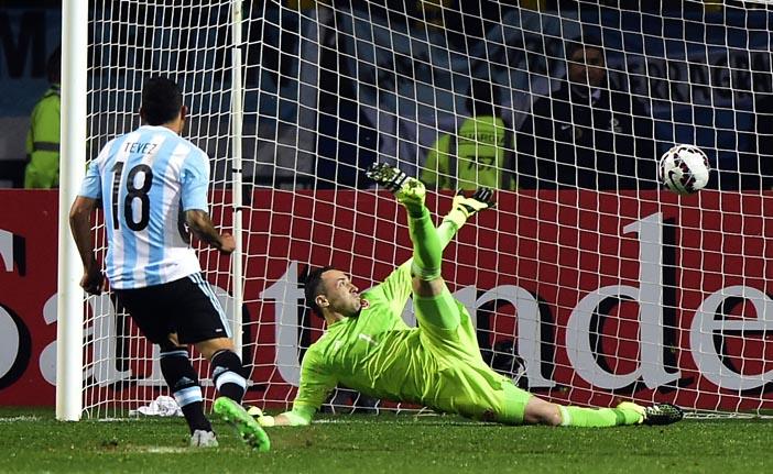 Tevez cobra e marca o gol nas batidas de p&ecirc;naltis que garantiu a classifica&ccedil;&atilde;o da Argentina para a semifinal da Copa Am&eacute;rica (Frace Press)