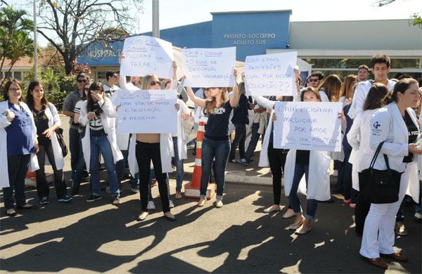 Alunos da PUC protestam contra demiss&atilde;o de professores ( Dominique Torquato/ AAN)