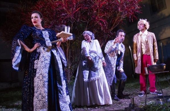 Cena da pe&ccedil;a 'Campign&oacute;lia', a hist&oacute;ria do comendador Despenteado, que sonhava se tornar bar&atilde;o (Paula Poltronix/Divulgação)