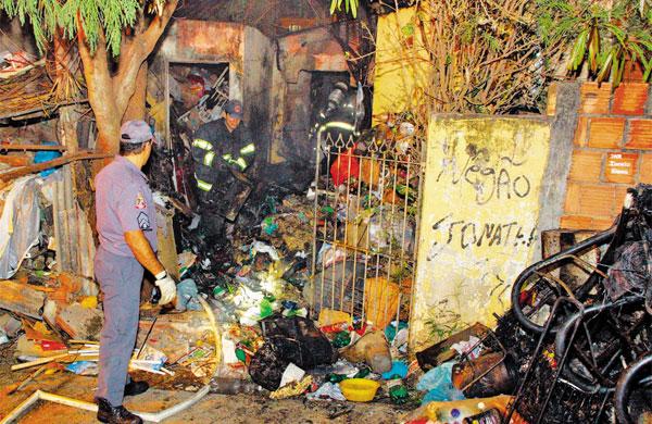 Casa estava lotada de material recicl&aacute;vel; fogo teria come&ccedil;ado a partir da vela que caiu da m&atilde;o da mulher (Diego Soares/São Pedro News)