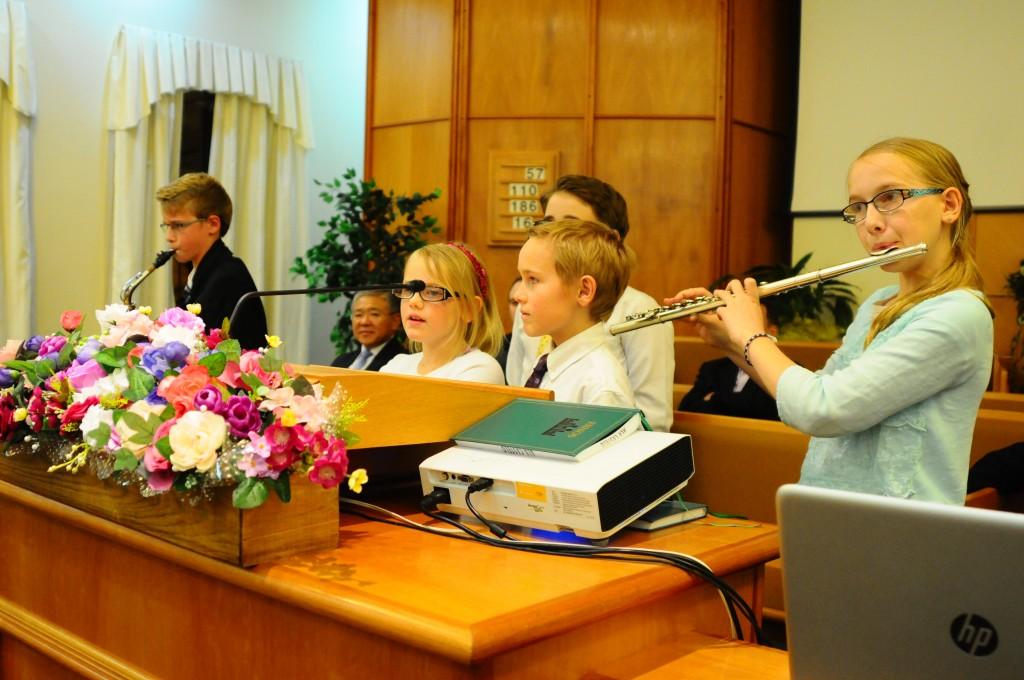 Crian&ccedil;as americanas cantam para convidados na sede da Igreja de Jesus Cristo dos Santos Dos &Uacute;ltimos Dias, no Guanabara r
 (Elcio Alves)