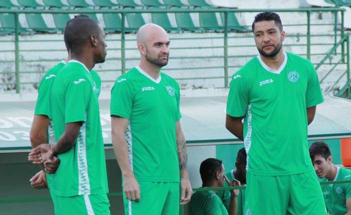 O meia Serginho Catarinense (centro) &eacute; um dos estreantes na equipe que joga, neste s&aacute;bado (27), em Tombos: jogador marca e tamb&eacute;m ajuda na cria&ccedil;&atilde;o (Camila Moreira/AAN)