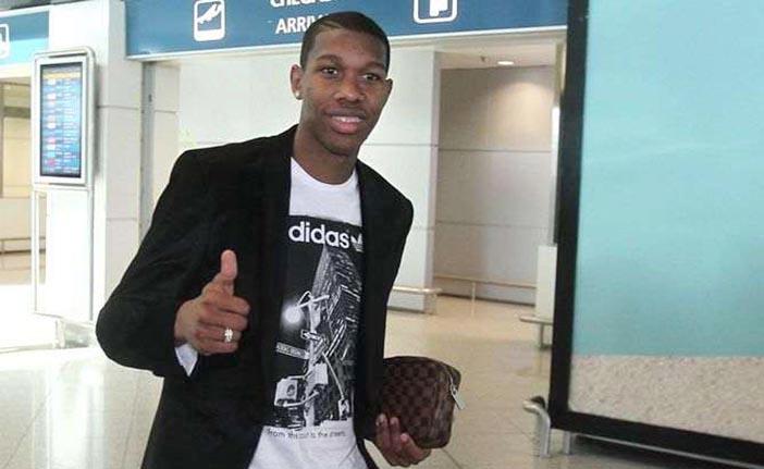 Alef desembarcou , nesta sexta-feira (26), no aeroporto S&aacute; Carneiro, em Pedras Rubras, e j&aacute; foi submetido a exames m&eacute;dicos (Jornal A Bola)