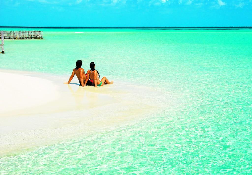 Casal descansa &agrave; beira mar em praia da cidade de Canc&uacute;n, no M&eacute;xico: destino est&aacute; entre os mais visitados do pa&iacute;s (  Divulgação)