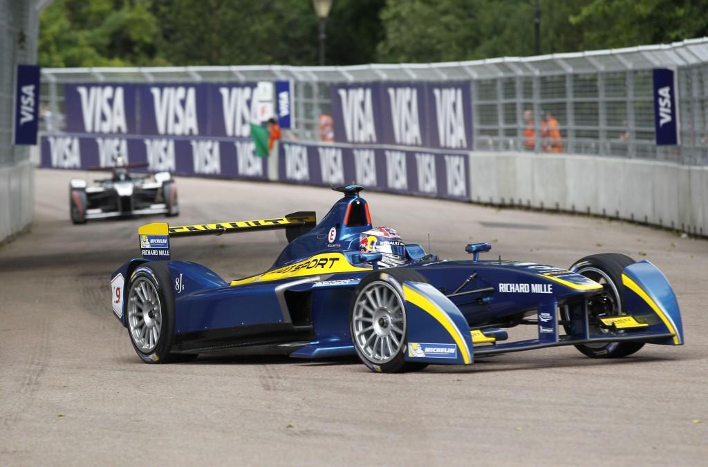 Buemi chega na &uacute;ltima prova colado no brasileiro Piquet Jr. na disputa pelo t&iacute;tulo (Ian Kington/AFP)