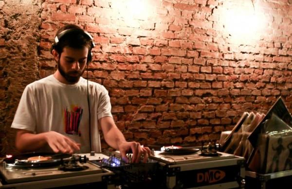 O DJ Lucas Barata vai revisitar as obras de importantes artistas baianos das d&eacute;cadas de 50, 60 e 70 (Divulgação/Davi Moraes)