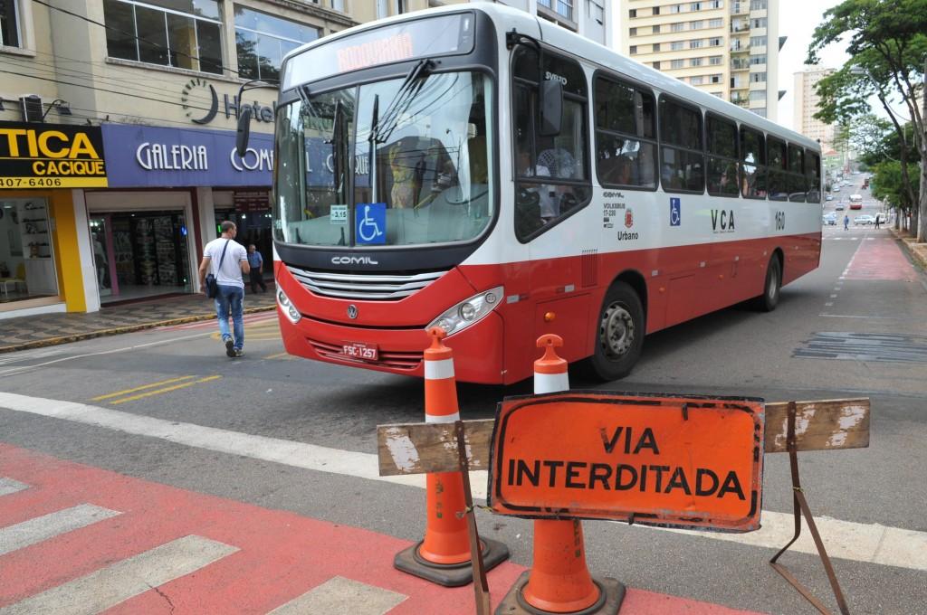 Em Americana, as obras atrapalharam com&eacute;rcio e o tr&acirc;nsito, e deveriam ser entregues em setembro, mas s&oacute; ficar&atilde;o prontas em mar&ccedil;o de 2016 ( Carlos Sousa Ramos/AAN)