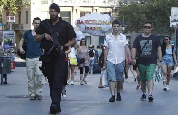 Ap&oacute;s atentado, turistas correm para deixar a Tun&iacute;sia (  AFP)