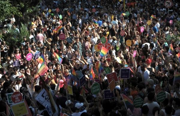 Manifestantes se unem em parada do orgulho gay em Istambul (  AFP)