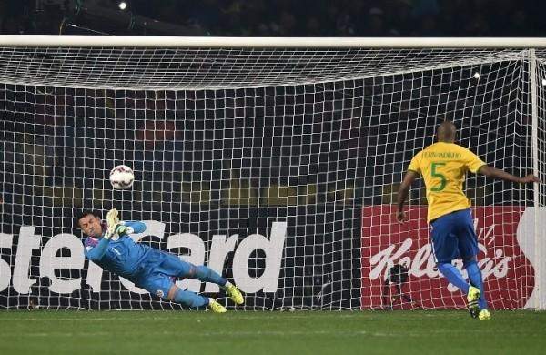 Jogador brasileiro Fernandinho marca um dos p&ecirc;naltis contra o goleiro paraguaio Justo Villar durante a Copa Am&eacute;rica de 2015, no &uacute;ltimo jogo do Brasil (France Press)