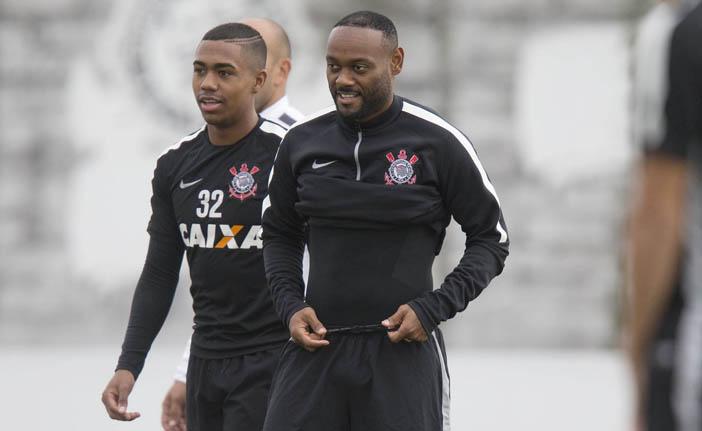 Malcom (&agrave; esquerda) e Vagner Love em momento de descontra&ccedil;&atilde;o durante treino do Corinthians (Daniel Augusto Jr/Agência Corinthians)