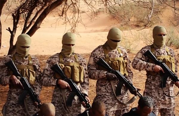 Combatentes do Estado Isl&acirc;mico pouco antes da execu&ccedil;&atilde;o de 11 soldados iraquianos (France Press)