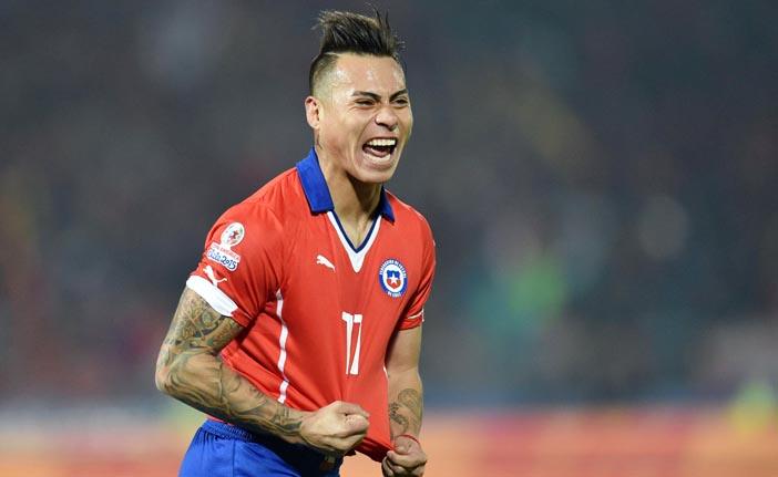 Vargas comemora em Santiago: atacante marcou os dois gols do Chile na partida (France Press)