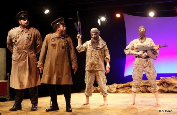 Cena da pe&ccedil;a  'A Volta para Casa', do dramaturgo romeno Mat&eacute;i Visniec e com dire&ccedil;&atilde;o de Regina Duarte (  Divulgação)