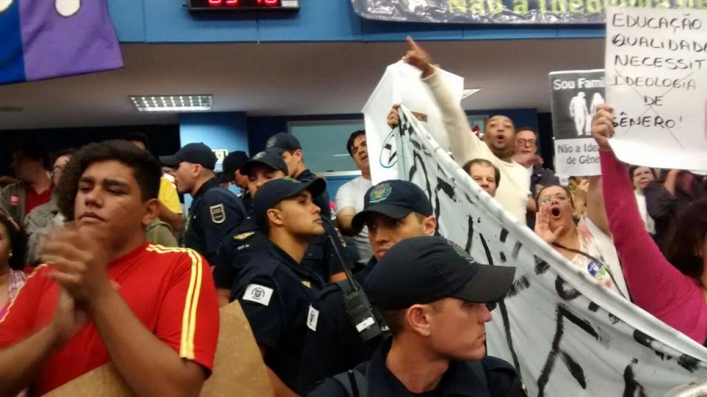 As 'torcidas' estavam divididas por um cord&atilde;o de isolamento, guarnecido pela GM e pela Pol&iacute;cia Militar.  (Eric Rocha )