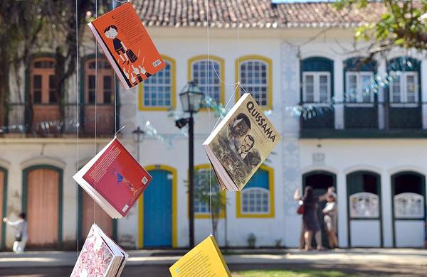 Livros infantis pendurados em &aacute;rvores atraem crian&ccedil;as na Pra&ccedil;a da Matriz durante a 12&ordf; Festa Liter&aacute;ria Internacional de Paraty (Fernando Frazão/Agência Brasil)